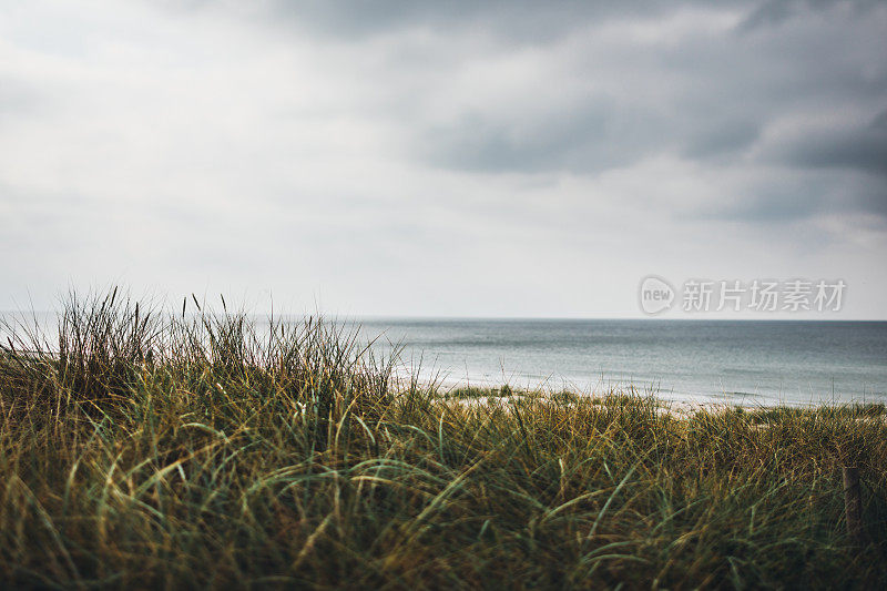 多云的一天，波罗的海沙滩/达斯